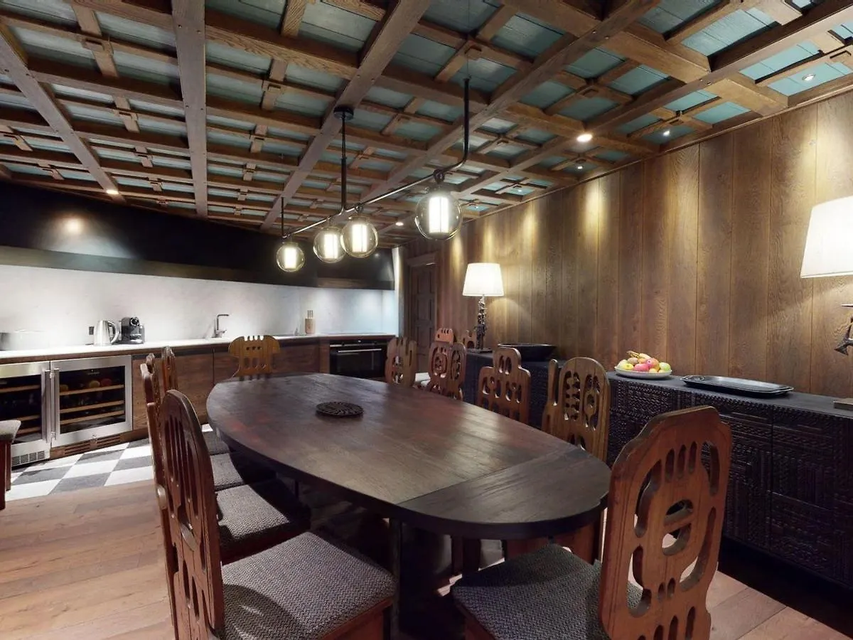Apartment Chalet Avec Piscine Chauffee, Acces Direct Aux Pistes Et Services De Luxe A Val-D'Isere - Fr-1-567-108 France