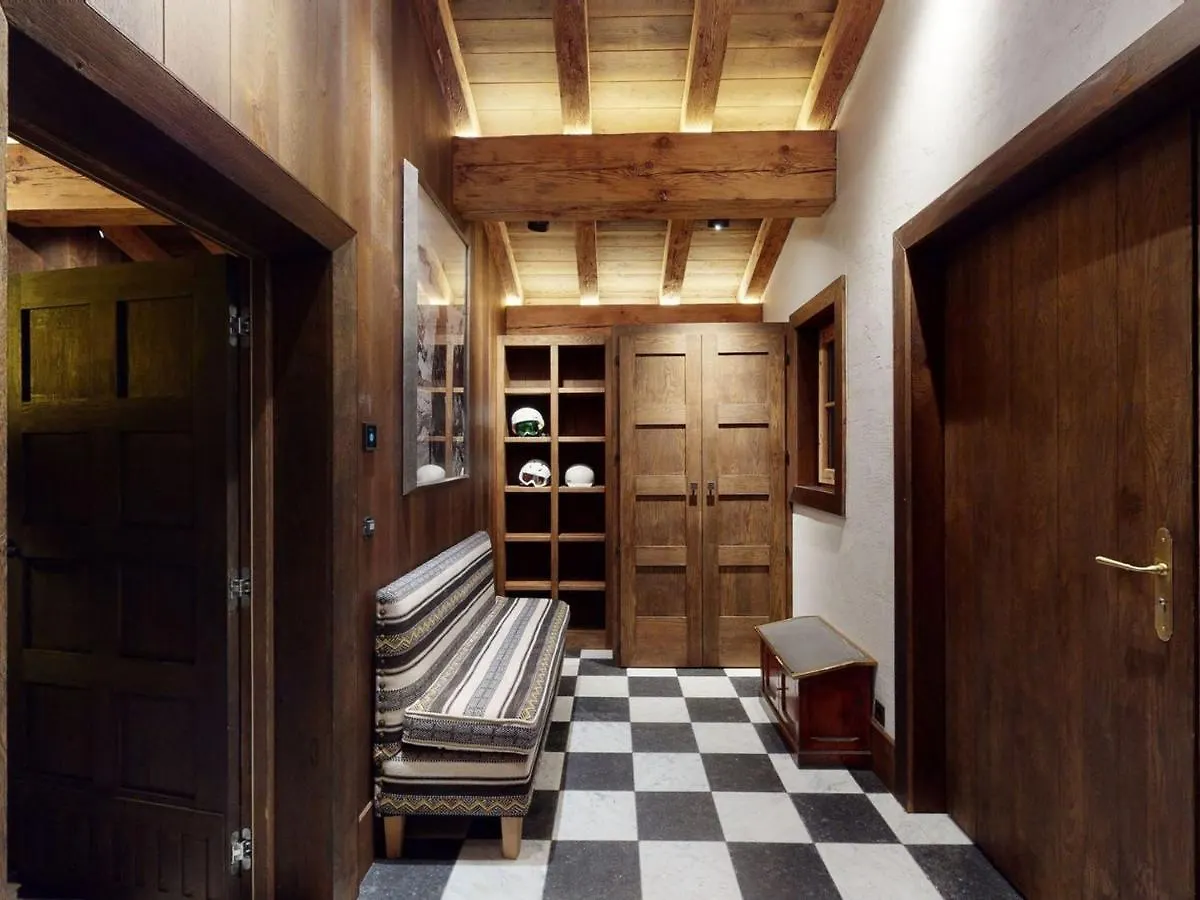 Chalet Avec Piscine Chauffee, Acces Direct Aux Pistes Et Services De Luxe A Val-D'Isere - Fr-1-567-108